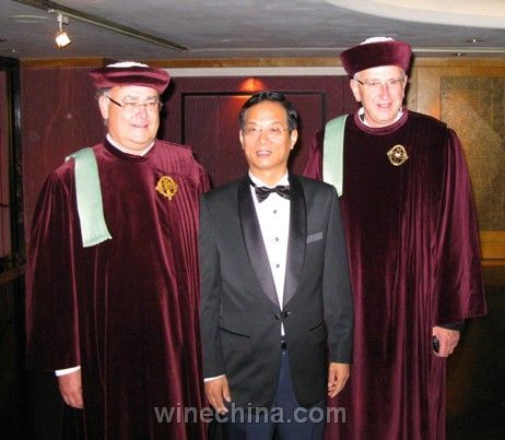 王朝酒业董事长白智生 获国际顶级葡萄协会表