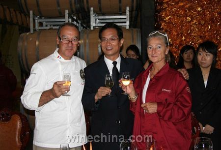 王朝公司董事长白智生向法国总统厨师Bernard VAUSSIN夫妇敬酒