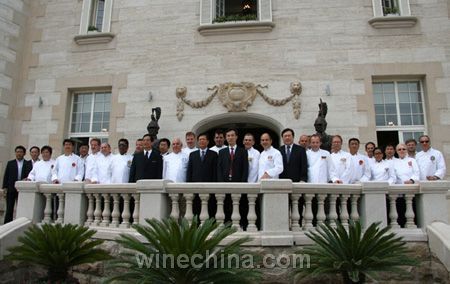 世界顶级名厨与天津市领导、王朝公司领导合影留念