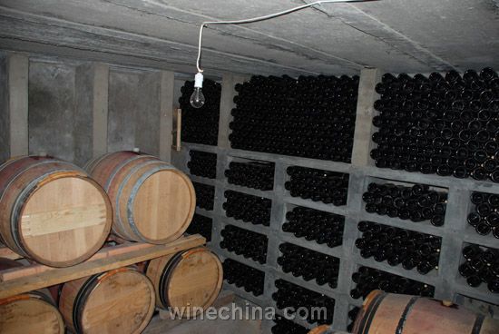 高源原酒庄最早的地下酒窖
