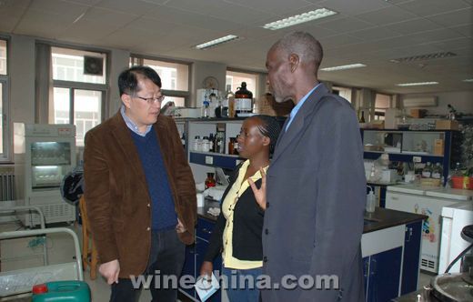 Guests from Uganda Industrial Research Institute Come to China for Wine Study Tour