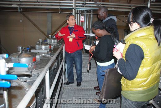 Guests from Uganda Industrial Research Institute Come to China for Wine Study Tour