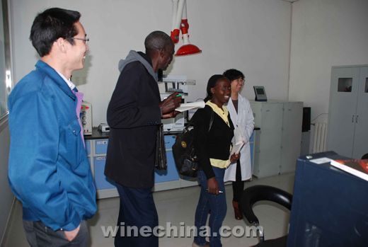 Guests from Uganda Industrial Research Institute Come to China for Wine Study Tour