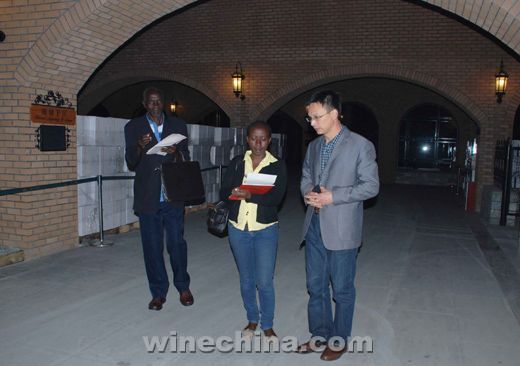 Guests from Uganda Industrial Research Institute Come to China for Wine Study Tour