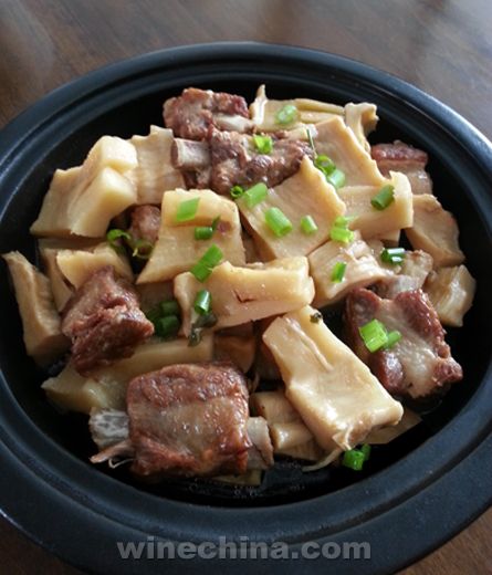 之味菜谱(136):汉森有机酒庄珍藏梅鹿辄干红葡萄酒配笋烧排骨