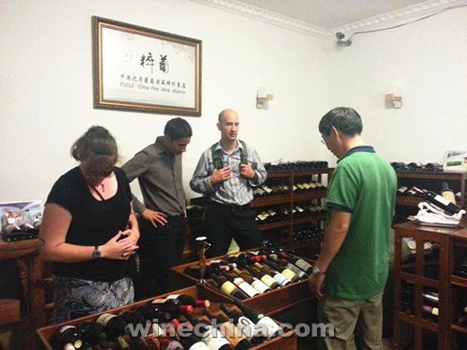 Three US Economics Professors Paid Research Trip on China Wine Industry