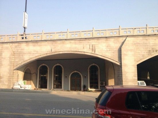 苏州市区桥洞被封堵 建成豪华葡萄酒库