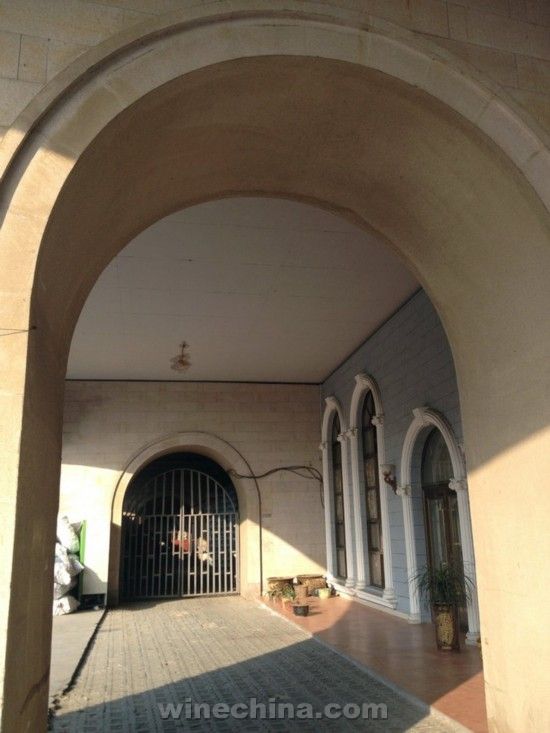 苏州市区桥洞被封堵 建成豪华葡萄酒库