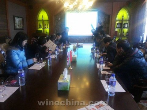 首届张家口酒类评选活动“品酒团”走访河北马丁酒庄