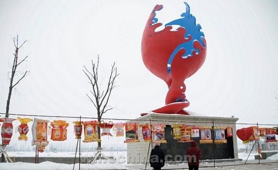 新疆玛纳斯县巨型“葡萄酒杯”成地标 