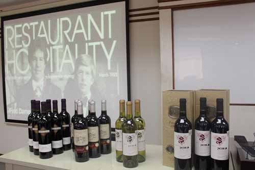 大连理工大学举办首期MBA智慧百科《葡萄酒社交礼仪》