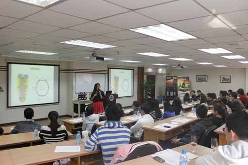 大连理工大学举办首期MBA智慧百科《葡萄酒社交礼仪》