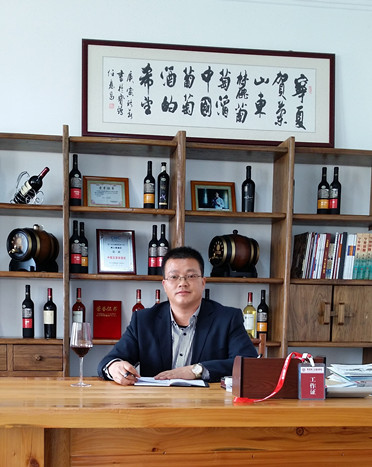 Best Wishes to Yang Ling (26) Wu Hongfu:Wish Wine Institute Further Success