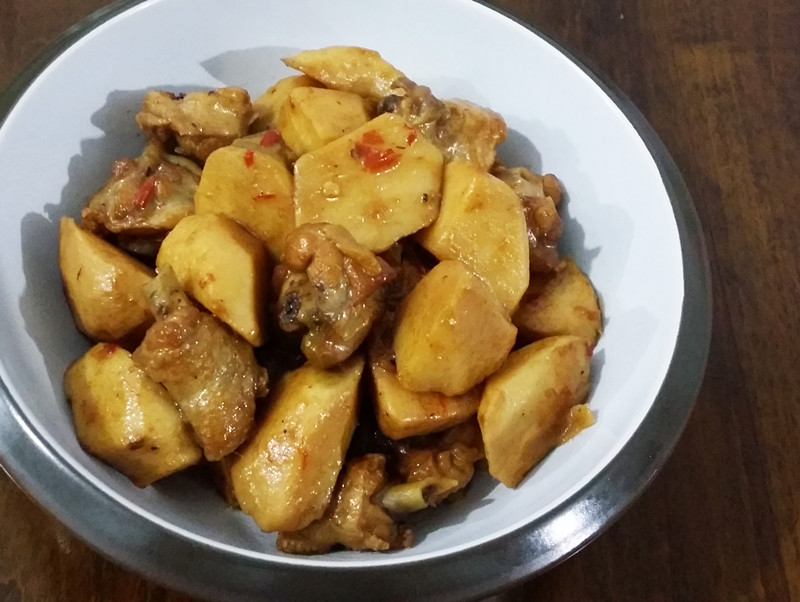 之味菜谱(198):坤爵庄园特级赤霞珠干红葡萄酒配茨菇烧鸡块