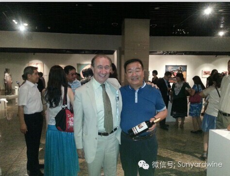 新雅定制酒“亮相”中法建交50周年沃尔第画展