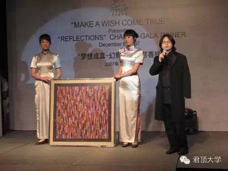 他为爱马仕设计丝巾也为中粮君顶酒庄设计酒标