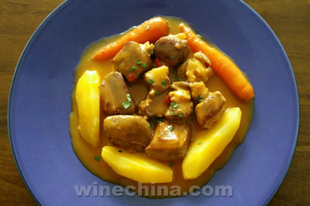 Wine&Dine (222):Chateau Aroma Gaya Left Bank Aged Dry Red Wine Pairs Stewed Beef with Vegetables