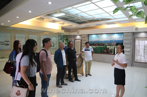 ������˿·�У�3����ɽ������������һ���Ļ����ξ�ׯ