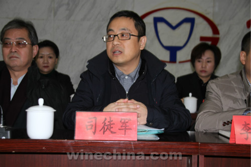 李保芳等茅台集团领导到茅台葡萄酒公司检查工作