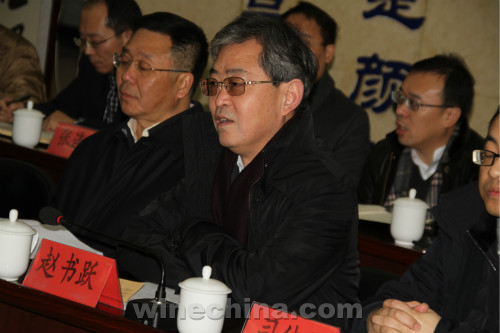 李保芳等茅台集团领导到茅台葡萄酒公司检查工作