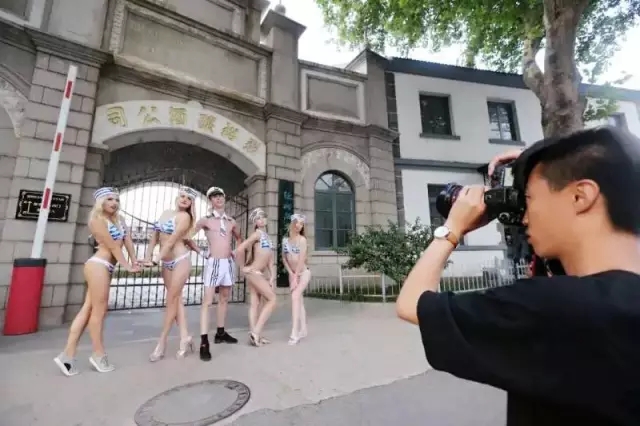 俄罗斯比基尼美女团惊现烟台街头  张裕“老门头”拍摄性感大片