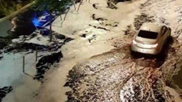 葡萄酒淹法国街道 超过5万公升红酒从橡木桶涌出