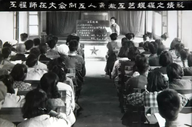 其中,张弼士先生的后人功不可没,很多珍贵文物都是他们捐献的。不过,还有另一批与张裕息息相关的人物——张裕公司老一代酿酒师和农艺师们,也几乎奉献了自己在张裕公司那些岁月的所有证明。其中,中国第一位葡萄酒女酿酒师、张裕第五代酿酒师陈朴先,在这次文物展中捐献了张裕酿酒大学讲义《葡萄酒工艺学》和《果酒分析方法》。