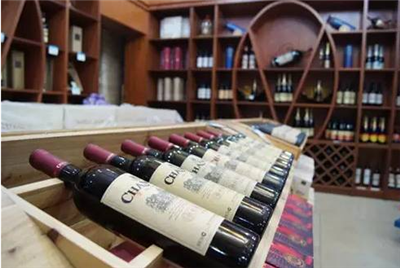 　　葡萄酒的价格与其成本息息相关，近年来，大幅度的原材料和包装材料价格上涨形式，让许多人都担忧葡萄酒的定价是否会因此受到影响，然而市场上已经有不少酒企宣布调价，随着越来越多的酒企纷纷开始上调价格，整个葡萄酒市场又会发生怎样的变化。