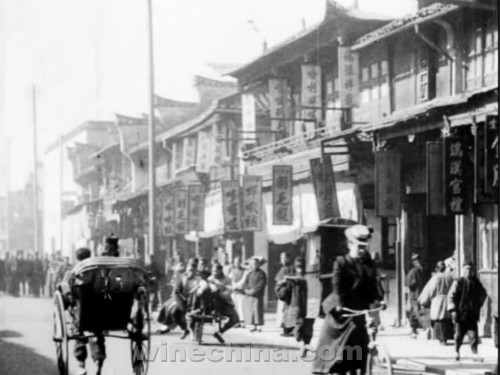 �����Ϻ����������Ǩ��Ψһ��������Ͼ�·����ҵ��λ�����Ͼ�·�У��������Կ���һ���Ϻ���ҵ�Ľ���ʷ���Ͼ�·������԰Ū�����ϵ����ֺŲ������������һ���Ͼ�·���������Ƭ�ع⣬���������Ƕ����Ϻ����Ķ����䡣