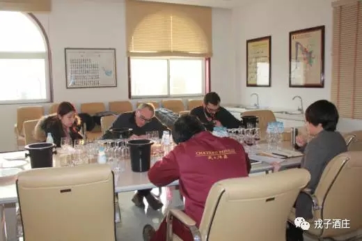 戎子酒庄首席酿酒师让•克劳德•柏图抵达酒庄指导酿酒研发工作