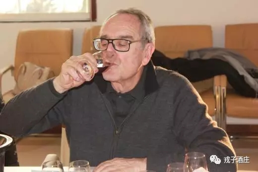 戎子酒庄首席酿酒师让•克劳德•柏图抵达酒庄指导酿酒研发工作