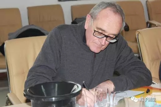 戎子酒庄首席酿酒师让•克劳德•柏图抵达酒庄指导酿酒研发工作