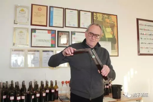 戎子酒庄首席酿酒师让•克劳德•柏图抵达酒庄指导酿酒研发工作