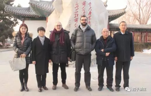 戎子酒庄首席酿酒师让•克劳德•柏图抵达酒庄指导酿酒研发工作