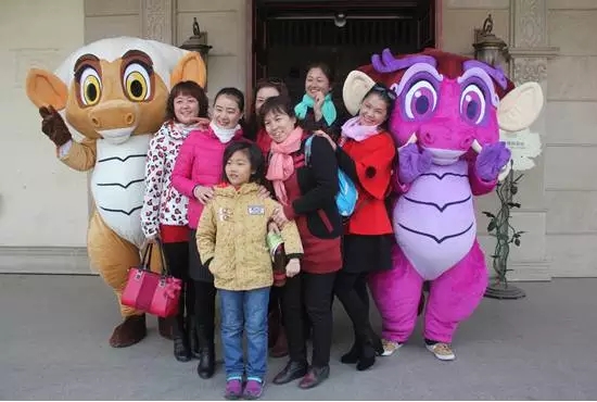 张裕旅游吉祥物陪伴游客欢乐张裕游