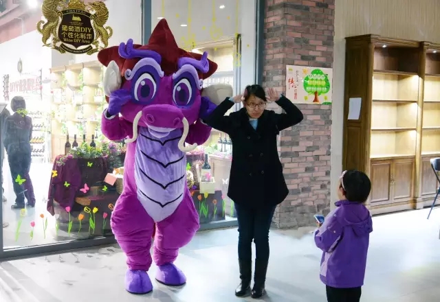 张裕旅游吉祥物陪伴游客欢乐张裕游