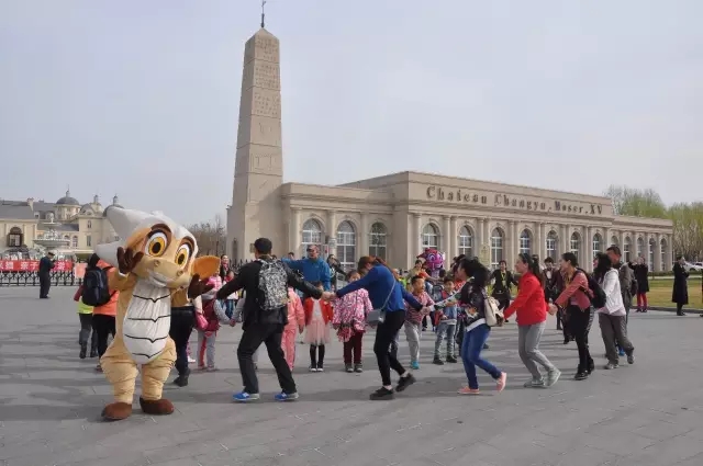 张裕旅游吉祥物陪伴游客欢乐张裕游