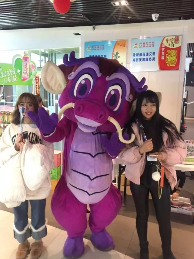 张裕旅游吉祥物陪伴游客欢乐张裕游