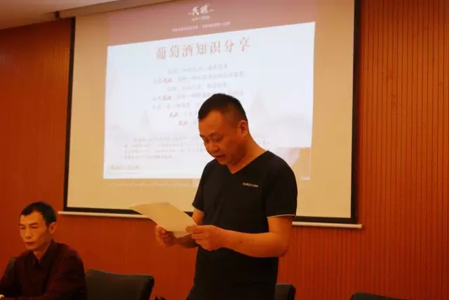大家在酒堡多功能区体验区拍照合影留念。