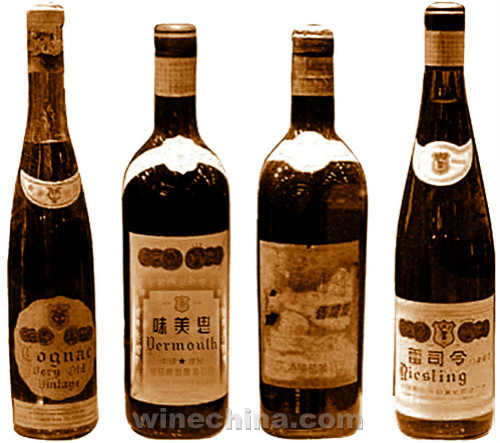 1915年，第14届世博会张裕获得金奖的四款产品，从左到右依次是：“可雅白兰地”、“味美思”、“红玫瑰葡萄酒”和“雷司令白葡萄酒”。