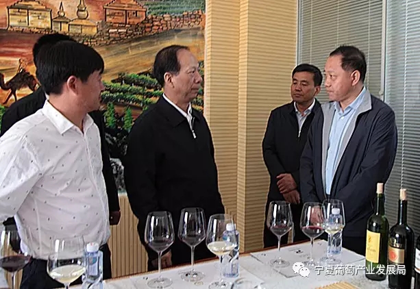石泰峰书记调研葡萄产业时强调 葡萄产业要在一二三产融合上下功夫