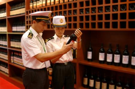 　　近日，山东蓬莱检验检疫局连续检出不合格进口葡萄酒，货值9万多美元。 