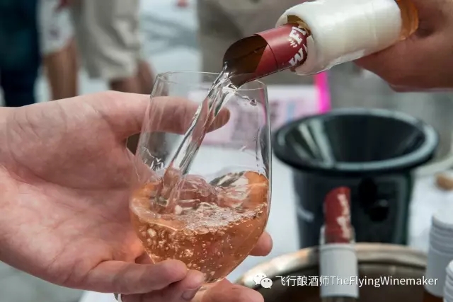 最近桃红葡萄酒销量大增，它的颜色和口感都很“夏日”