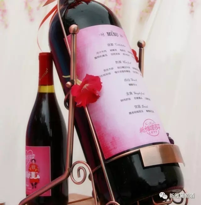 对于葡萄酒,每一场婚礼都有专属定制的葡萄酒,我的婚礼也是如此,婚礼现场开启的每一瓶葡萄酒,都是为新人送上的完美祝福。