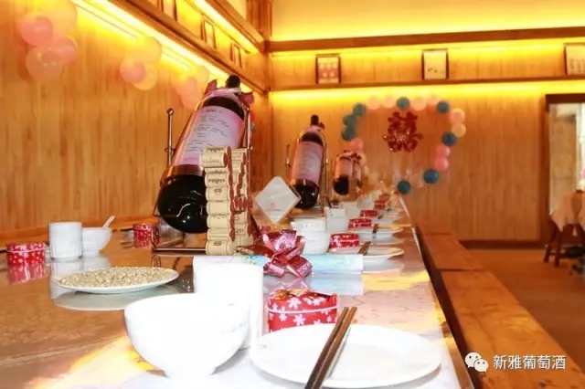对于葡萄酒,每一场婚礼都有专属定制的葡萄酒,我的婚礼也是如此,婚礼现场开启的每一瓶葡萄酒,都是为新人送上的完美祝福。