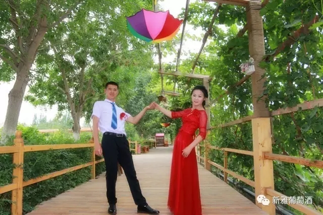 对于葡萄酒,每一场婚礼都有专属定制的葡萄酒,我的婚礼也是如此,婚礼现场开启的每一瓶葡萄酒,都是为新人送上的完美祝福。
