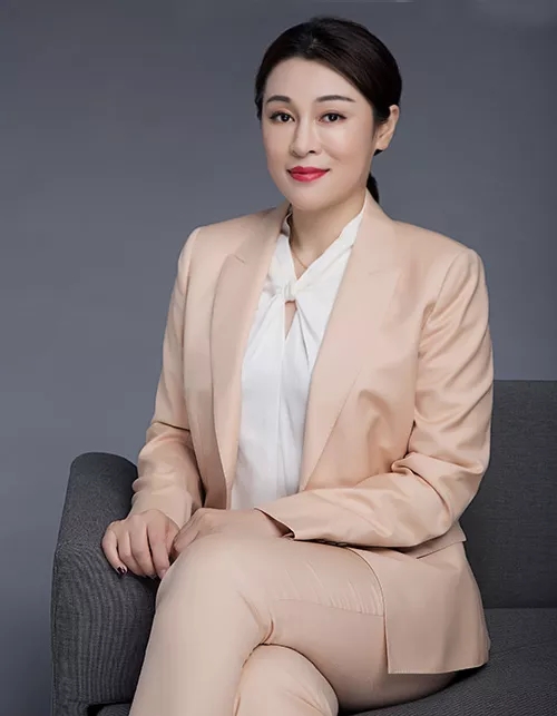 在西方国家,葡萄酒产业历史悠久,是男性占据主要地位,并掌控话语权的传统行业。欧美的女性从业者首先要跨越来自传统的偏见与误解,方能获得展示个人才华的机会。