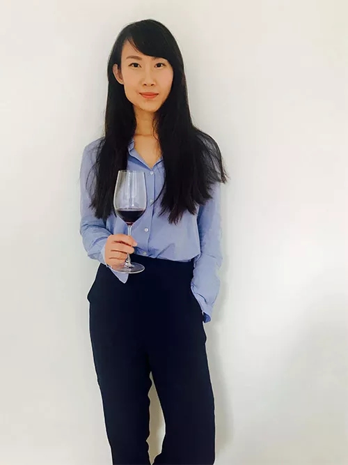 在西方国家,葡萄酒产业历史悠久,是男性占据主要地位,并掌控话语权的传统行业。欧美的女性从业者首先要跨越来自传统的偏见与误解,方能获得展示个人才华的机会。