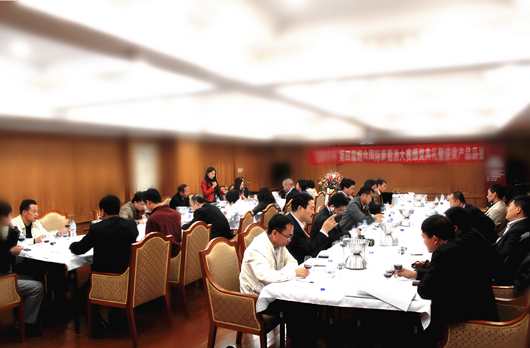 2010中国优质葡萄酒挑战赛颁奖典礼现场(背景模糊一下横幅的克隆宾)_副本.jpg 2010中国优质葡萄酒挑战赛颁奖典礼现场(背景模糊一下横幅的克隆宾)_副本.jpg
