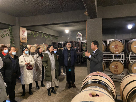 参观酒窖.jpg 参观酒窖.jpg